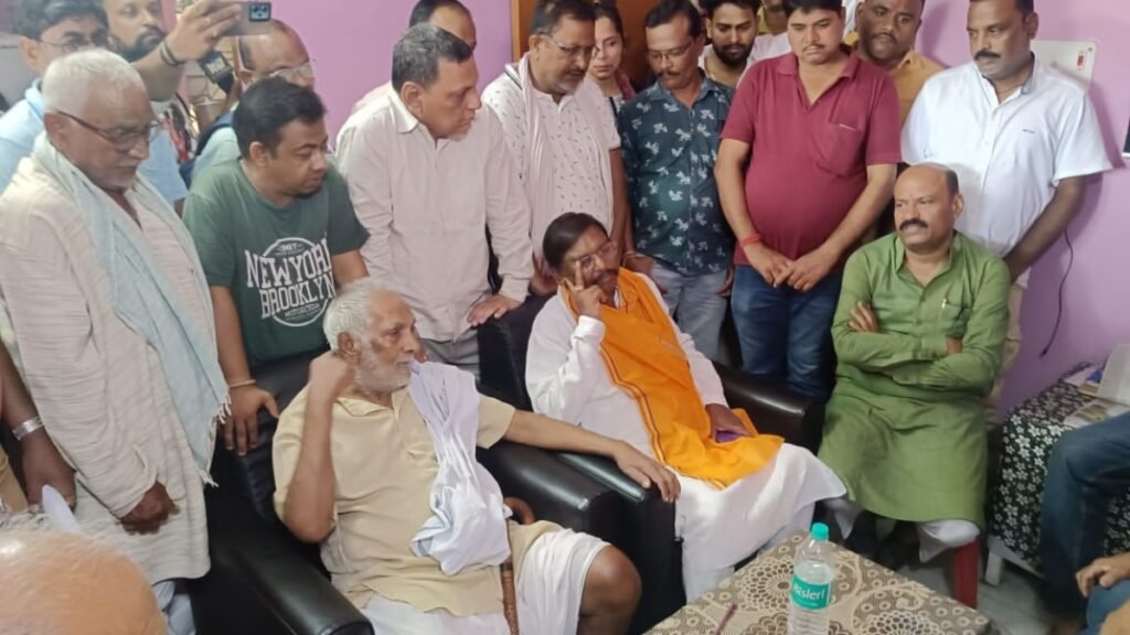 अर्जुन-मुंडा-ने-विनय-सिंह-के-परिजनों-से-उनके-आवास-पर-की-मुलाकात,-रघुवर-दास-ने-सरकार-को-घेरा