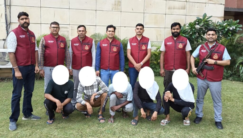 दिल्ली-के-आनंद-पवर्त-लूट-कांड-में-बड़ा-खुलासा,-भाई-से-बदला-के-लिए-बहन-से-लूटे-से-25-लाख,-5-गिरफ्तार