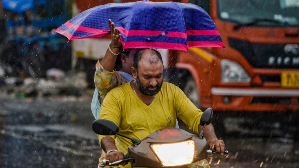 up-weather-today:-यूपी-में-आज-भी-झमाझम-बारिश-का-अलर्ट,-आगरा-से-गोरखपुर-तक-तेज-आंधी-तूफान-की-चेतावनी