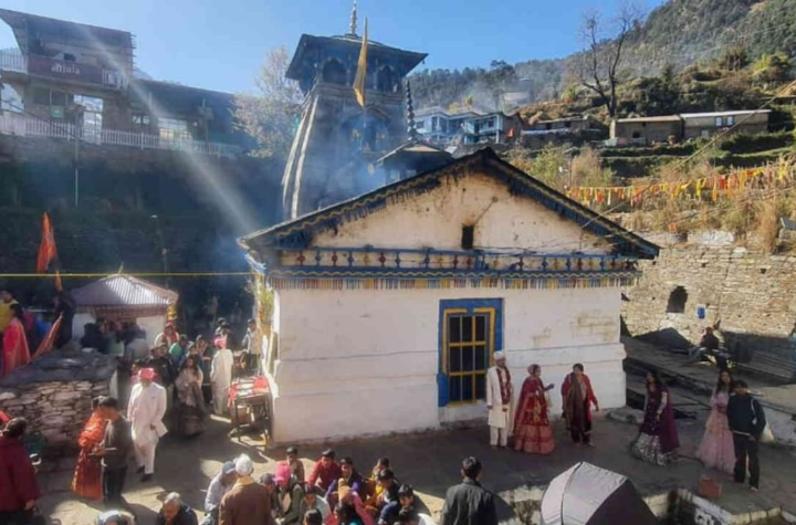 डेस्टिनेशन-वेडिंग-के-लिए-लोगों-की-पहली-पसंद-बना-उत्तराखंड-का-ये-मंदिर,-हर-महीने-हो-रही-हैं-100-से-ज्य