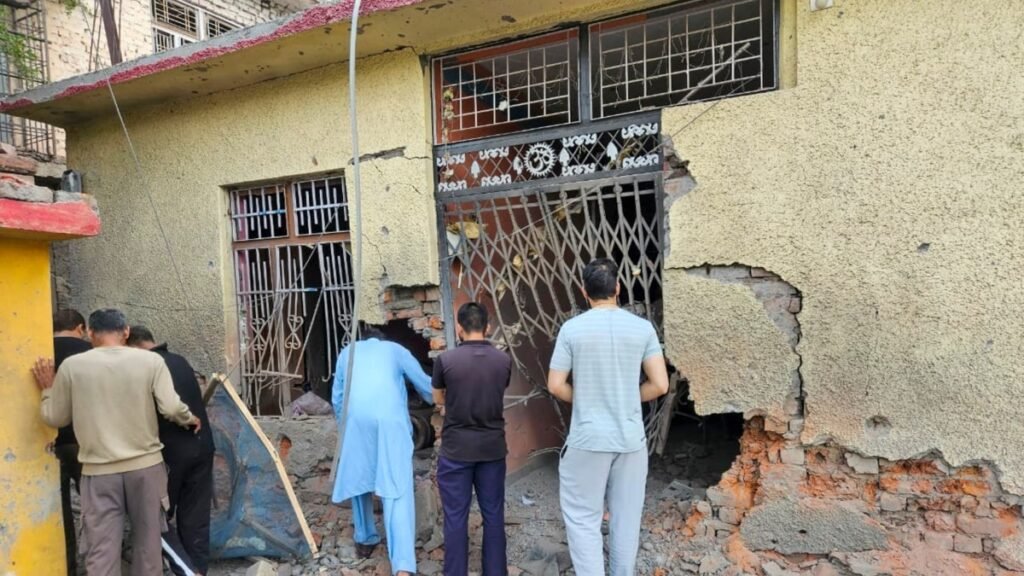 operation-sindoor:-पाकिस्तानी-सैनिकों-ने-loc-से-लगे-कई-सेक्टरों-में-की-भारी-गोलीबारी,-महिला-की-मौत,-2-घायल