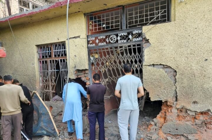 operation-sindoor:-पाकिस्तानी-सैनिकों-ने-loc-से-लगे-कई-सेक्टरों-में-की-भारी-गोलीबारी,-महिला-की-मौत,-2-घायल